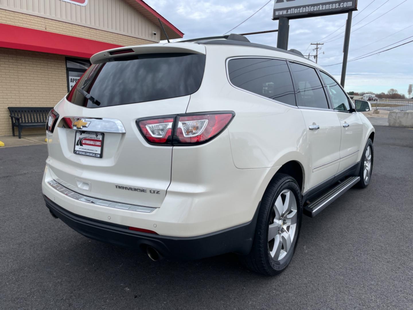 2014 White Chevrolet Traverse (1GNKRJKDXEJ) with an V6, 3.6 Liter engine, Automatic, 6-Spd transmission, located at 8008 Warden Rd, Sherwood, AR, 72120, (501) 801-6100, 34.830078, -92.186684 - Photo#7